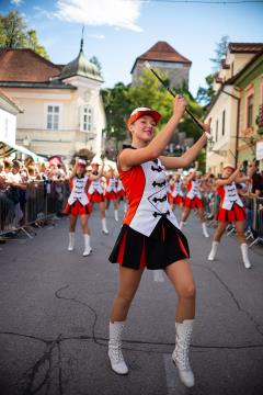 Izjemen obisk zaznamoval 50. Dneve narodnih noš in oblačilne dediščine v Kamniku (Blaž T. Muc)  (113)